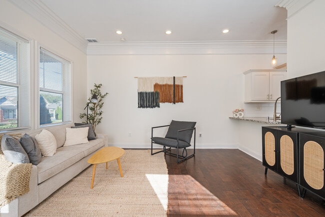 Building Photo - 951 Charles St