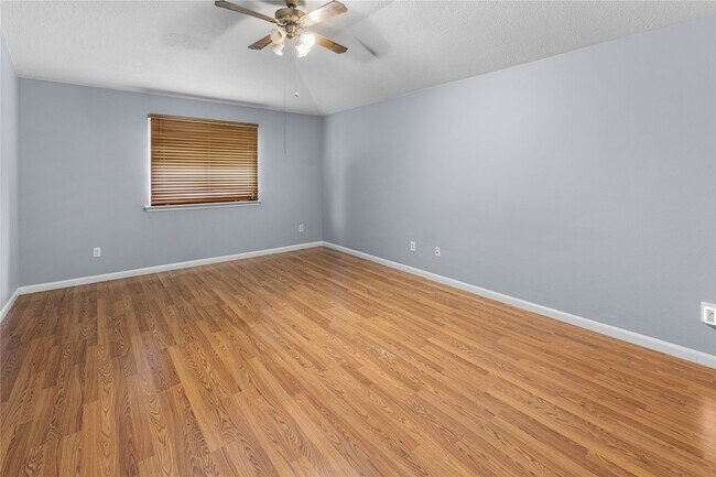 Building Photo - 1735 Oak Ridge Dr