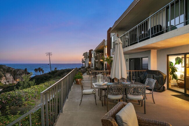 Building Photo - short term rental in the loop