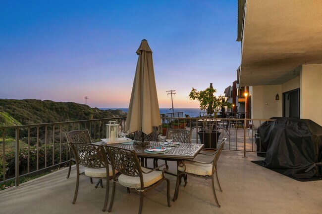 Building Photo - short term rental in the loop