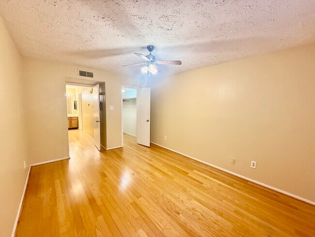 Building Photo - 10555 Turtlewood Ct