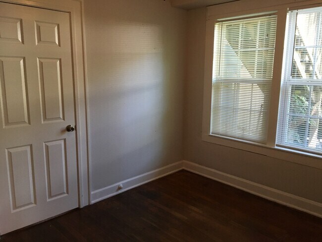 Building Photo - 812 E 30th St