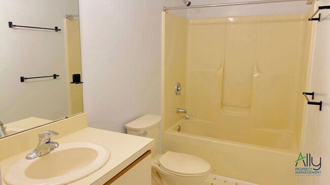 Building Photo - 4 Kanawha Ct