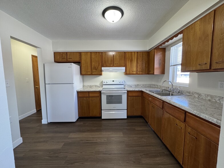 Building Photo - 712 10th St W