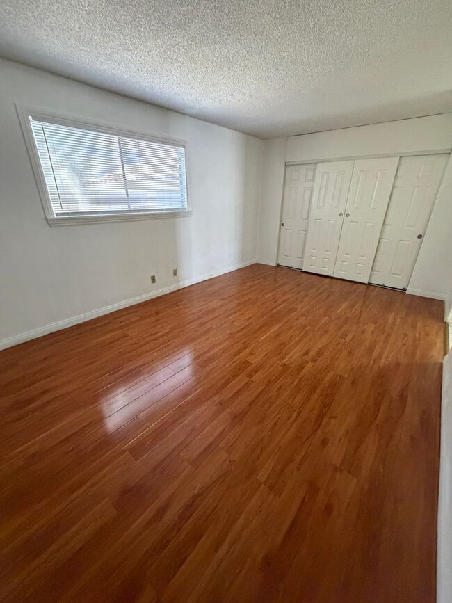 Building Photo - AMERICANA Property Mgmt - Remodeled 2 Beds Townhouse near Downtown South