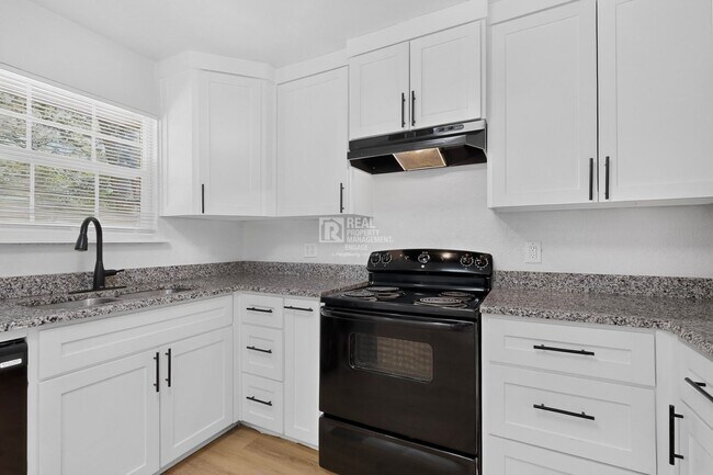 Building Photo - 1809 W Sanford St
