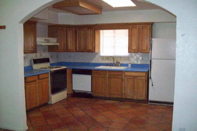 Building Photo - 1018 W 12th Pl