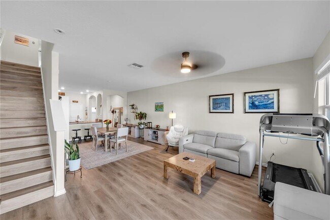 Building Photo - 736 Royal Empress Dr