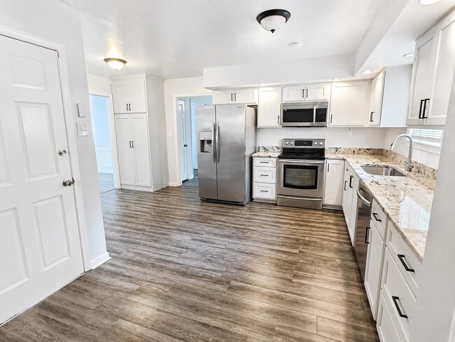 Building Photo - 1562 Holly Hill Dr