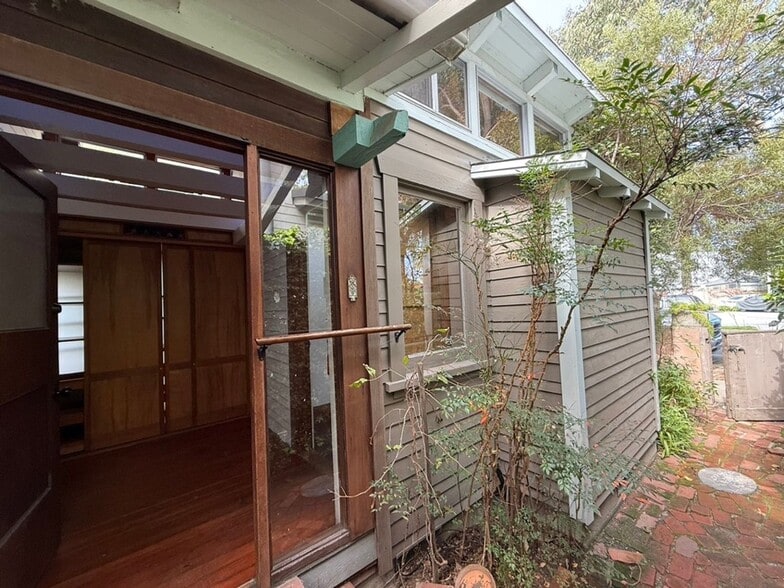 Building Photo - Hidden Garden Retreat – A One-Bedroom Oasis in the Heart of Venice