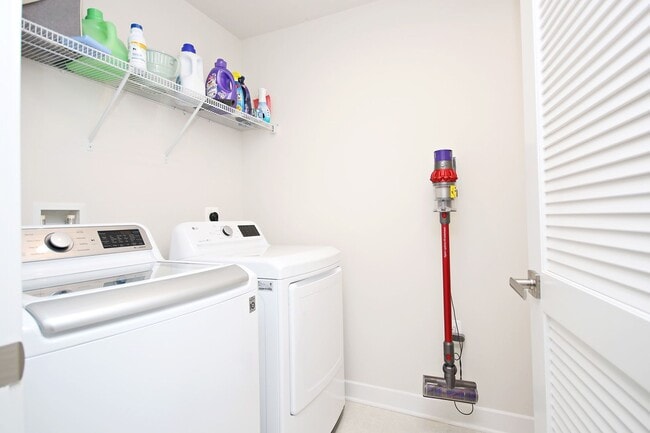 Building Photo - One Level Living With Amenities!