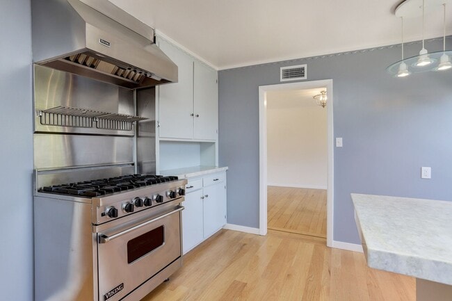 Building Photo - 4 Bed / 3 Bath Burlingame home near excell...