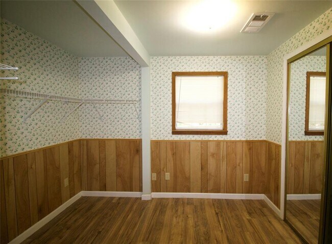 Building Photo - 20 White Oak Dr