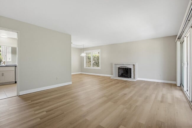 Building Photo - $3,200 - Charming 2-Bedroom + Optional 3rd Bedroom/Office Condo in Desirable Oaks North 55+ Commu...