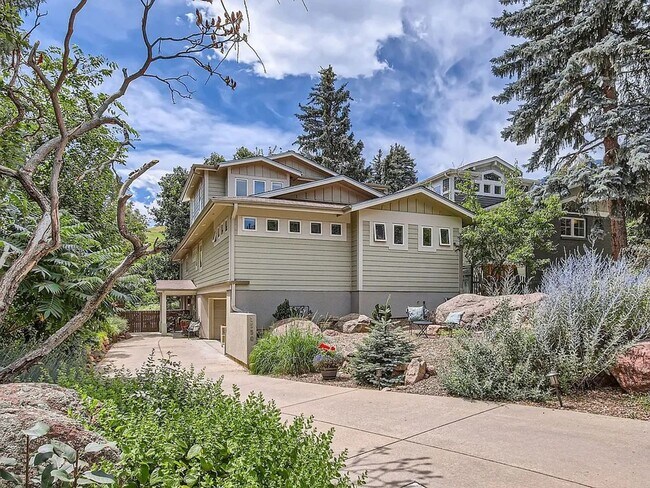 Building Photo - Fully Furnished Beautiful, 3 bedroom/2.5 F...