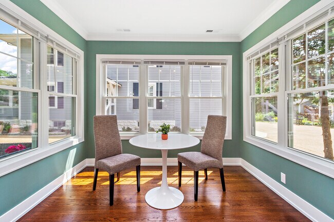 Building Photo - 724 Warner Ave