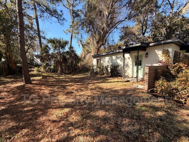 Building Photo - 1700 Main St