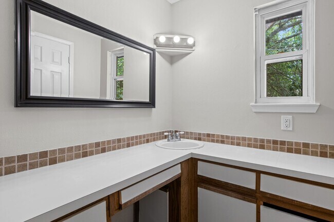 Building Photo - 3506 Parkwood Ave