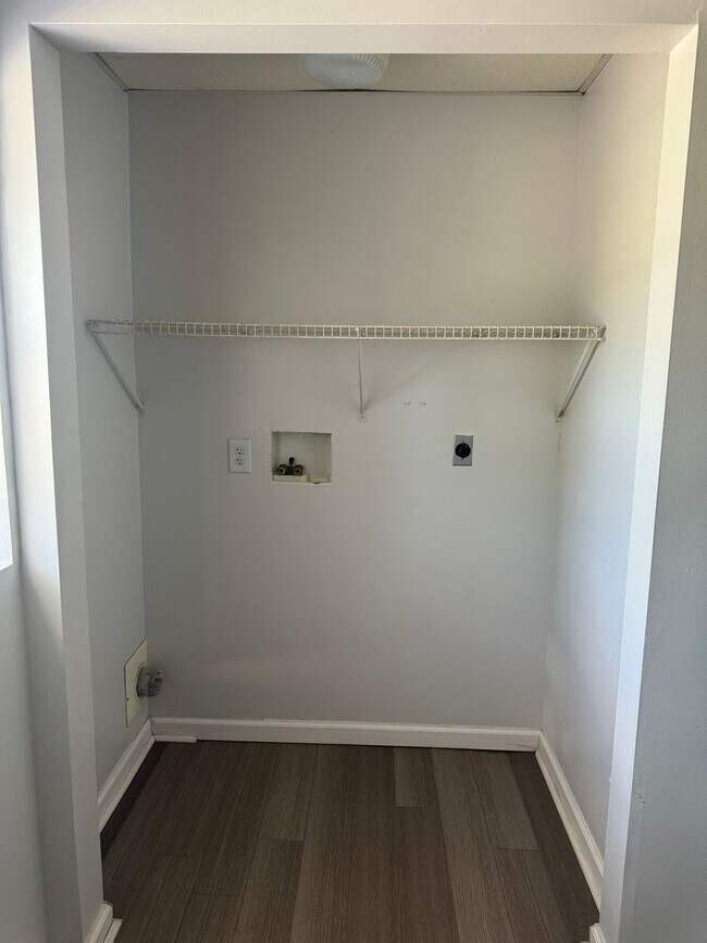 Building Photo - 453 Mooreland Ave