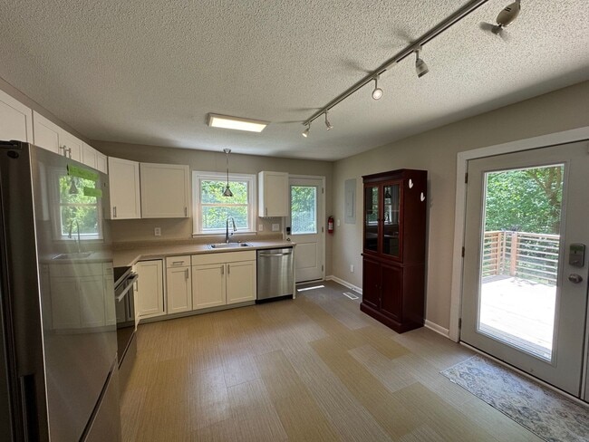 Building Photo - Remodeled ranch with fenced in yard!