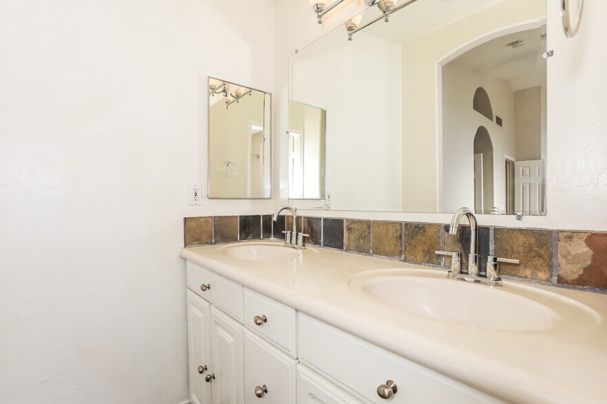 Building Photo - 867 E Morelos St