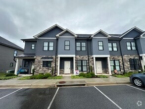 Building Photo - Spacious unit in English Commons! Close to...