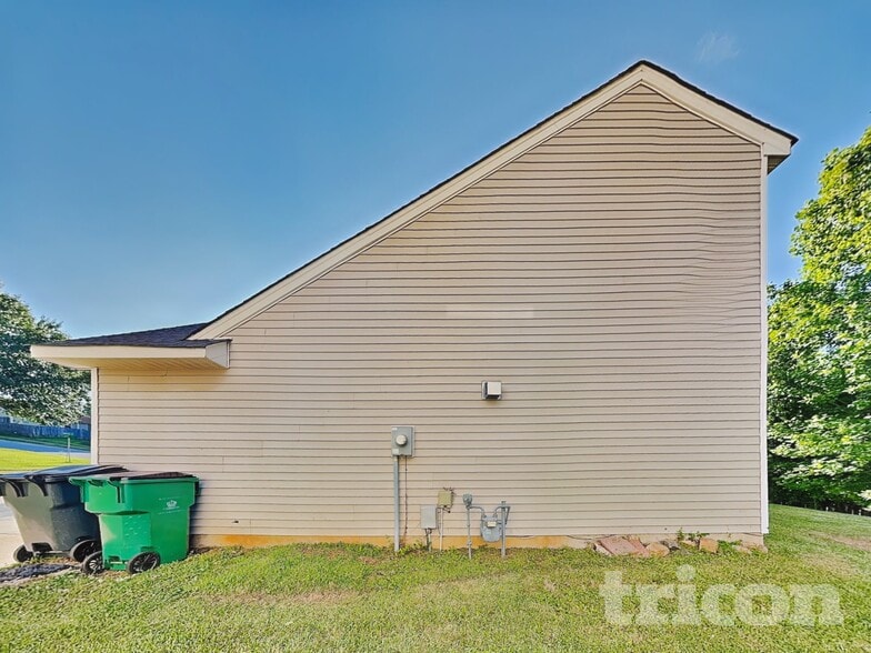 Building Photo - 5940 Briggs Dr