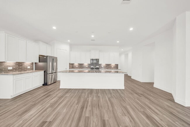Building Photo - Stunning 4-bedroom, 3-bathroom single-stor...
