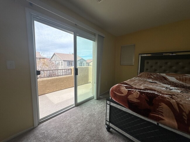 Building Photo - 3-bedroom, 2.5-bathroom home in Henderson