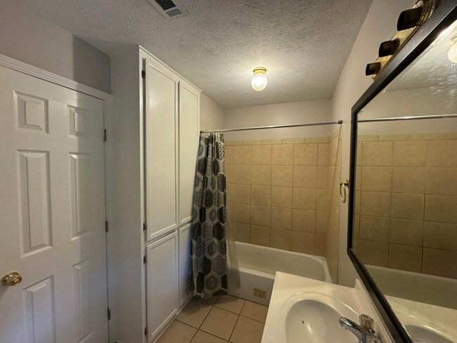 Building Photo - 140 Wildwood Cir