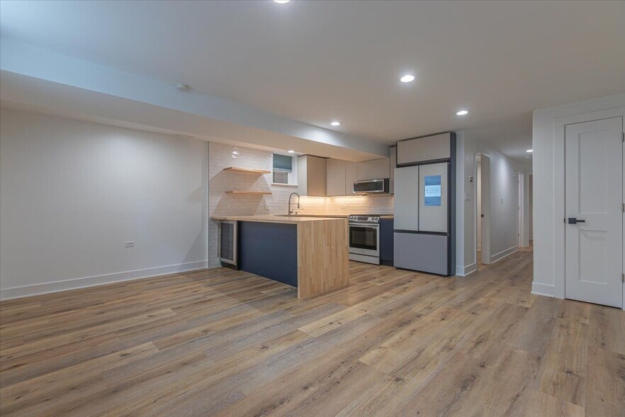 Building Photo - 1624 W Beach Ave