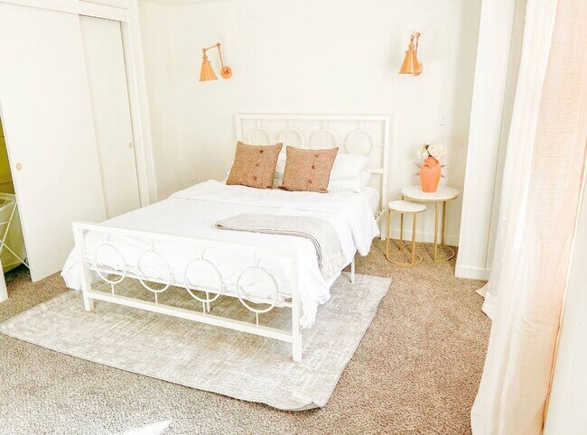 Building Photo - Modern 4 bed/2 bath with Mountain Views and a Fenced Backyard