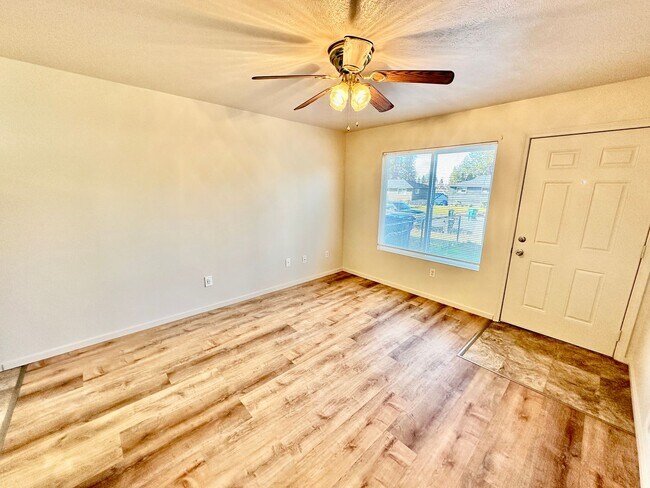 Building Photo - 6916 N Normandie St