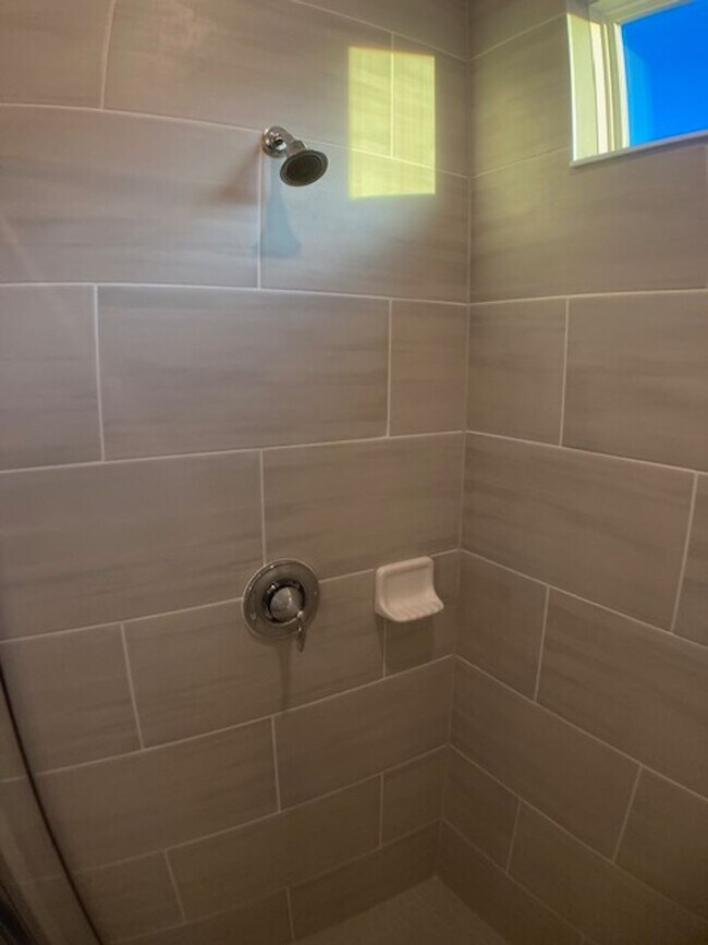 Building Photo - Stylish & Low-Maintenance Living in Oakleaf Community