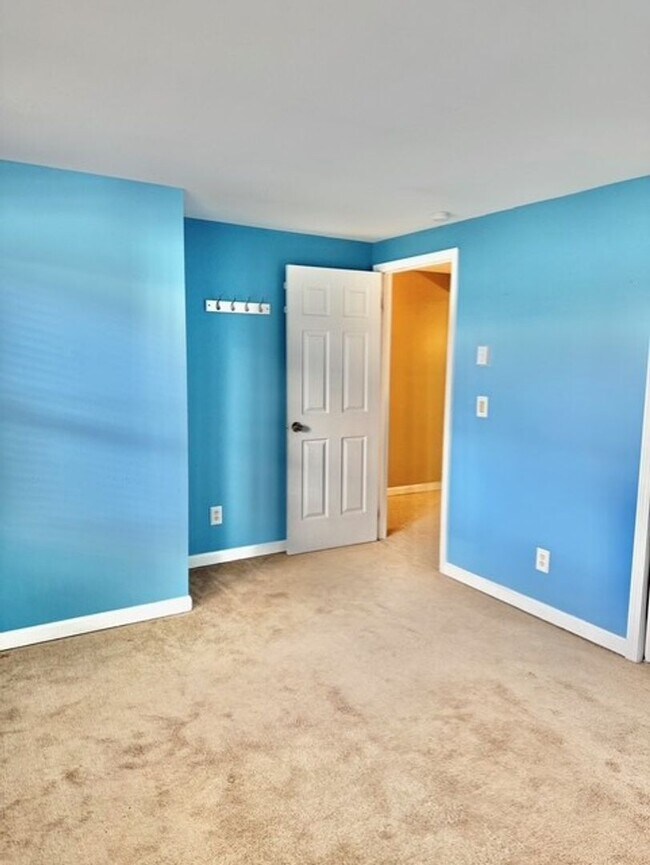 Building Photo - 120 Hinsdale St