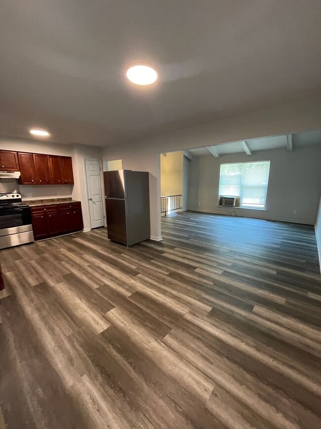 Building Photo - Beautifully renovated 3 bedroom 2.5 Bath