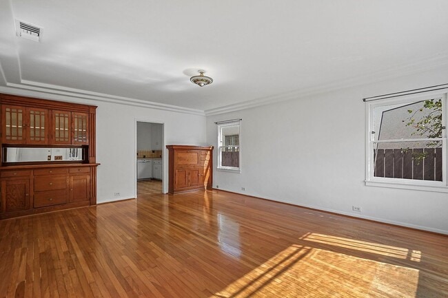 Building Photo - Enchanting Bungalow w/English Flower Garden in Venice- 2 Bedrooms 1 Bath