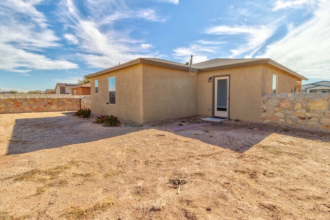 Building Photo - BEAUTIFUL HORIZON HOME