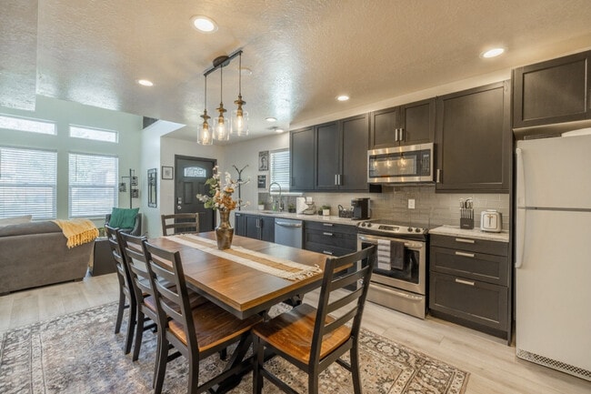 Building Photo - 924 Lowell Ave S