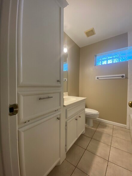 Building Photo - 1209 Swallow Ave