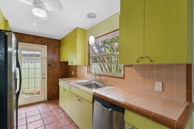 Building Photo - 2 Bed/2 Bath in Northeast Park Subdivision w/ pool