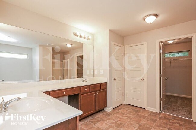 Building Photo - 835 Sassafras Ln
