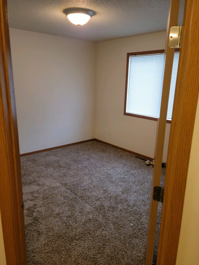 Building Photo - 4241 Estate Dr S