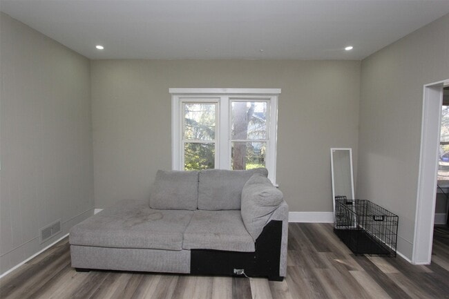 Building Photo - 12 George St