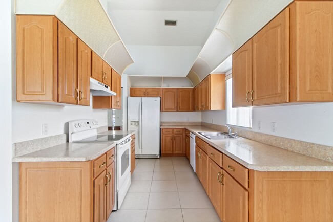 Building Photo - Hudson Pool Home for Lease