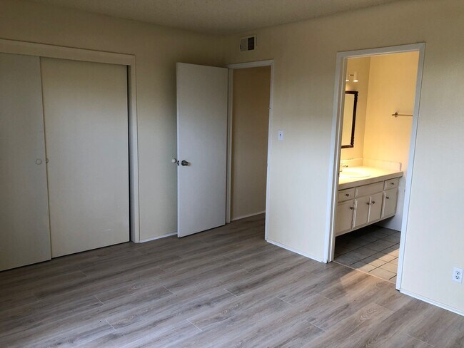 Building Photo - 947-949 Sand Ct