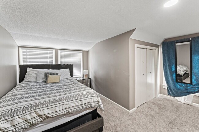 Building Photo - Furnished, short-term rental just blocks from KU Med available now!