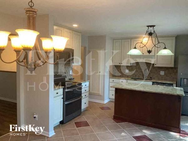 Building Photo - 13900 S Raintree Dr