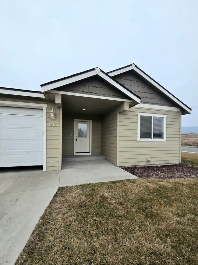 Building Photo - Newer Rambler in Mary Hill Estates!