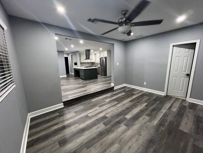 Building Photo - 317 Parkwood Dr